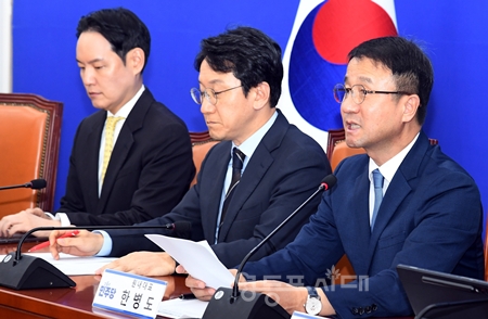 ▲한병도 원내대표(오른쪽)가 10월 1일 국회에서 열린 정책조정회의 모두 발언에서 DMZ 폭발 사고와 관련해 ‘북한의 사과와 재발 방지 조치’를 촉구하고 있다. ⓒ영등포시대