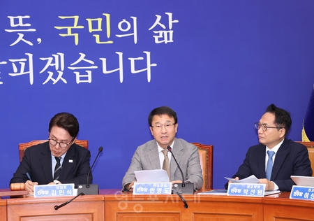 ▲한병도 원내대표(가운데)가 지난주 진행된 국정감사와 관련해 “국민 여러분의 기억에 막말과 고성만 남는 것이 아닌지 안타깝다”고 밝히고 있다.ⓒ영등포시대
