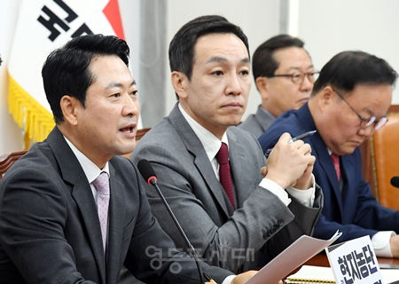 ▲장동혁 국민의힘 대표(왼쪽)가 10월 12일 국회에서 열린 최고위원회의에서 “요즘 이재명 대통령의 관심사는 골프와 SNS밖에 없는 것 같다”며 직격탄을 날리고 있다. ⓒ영등포시대