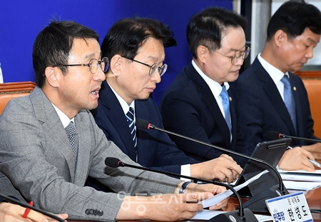 ▲한병도 원내대표가 10월 13일 국회에서 열린 원내대책회의에서 조희대 대법원장의 사퇴를 촉구하고 있다. ⓒ영등포시대