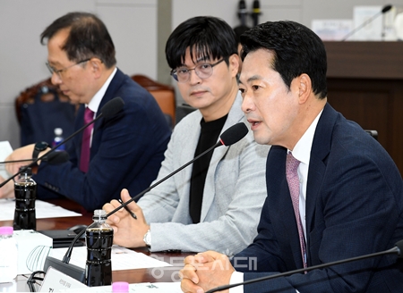 ▲장동혁 대표(오른쪽)가 10월 14일 국회에서 열린 수요 정책 아카데미’에 참석해 인사말을 하고 있다. ⓒ영등포시대