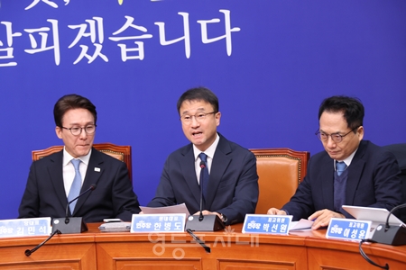 ▲한병도 원내대표(가운데)가 김지용 중수청장 후보자 인사청문회와 관련해 “지금, 수사의 공백을 막고 제도를 안착시켜야 한다”고 강조하고 있다. ⓒ영등포시대