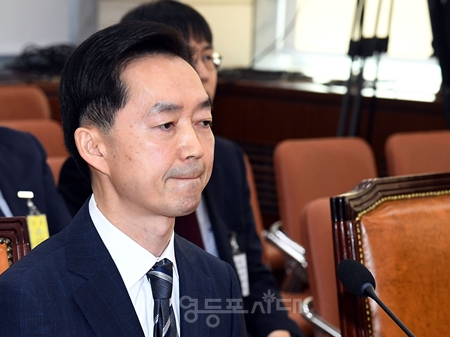 ▲김지용 중수청장 후보자가 의원들의 질문에 답하기에 앞서 입술을 깨물고 있다.ⓒ영등포시대