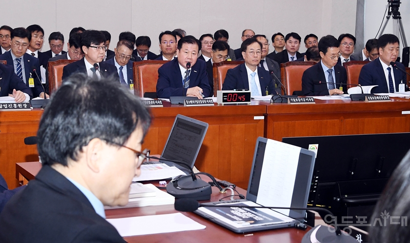 ▲강석진 중소벤처기업진흥공단이사장(오른쪽에서 네 번째)이 15일 열린 국정감사에서 의원의 질의에 답변하고 있다.ⓒ영등포시대