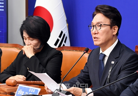 ▲김민석 민주당 대표(오른쪽)가 10월 19일 국회에서 열린 최고위원회의에서 “ITS 세계 총회의 성공적인 개최를 적극 뒤받치마겠다”고 밝히고 있다. ⓒ영등포시대 