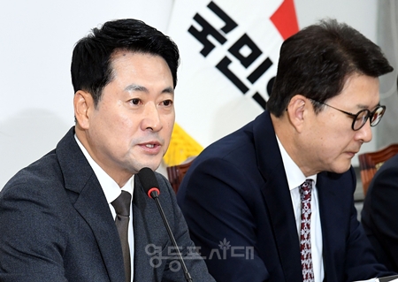 ▲장동혁 대표(왼쪽)가 26일 국회에서 열린 최고위원회의에서 오세훈 시장이 무죄 판결을 받은것과 관련해 “조작 기소는 이런 것을 두고 하는 말”이라고 목소리를 높였다. ⓒ영등포시대