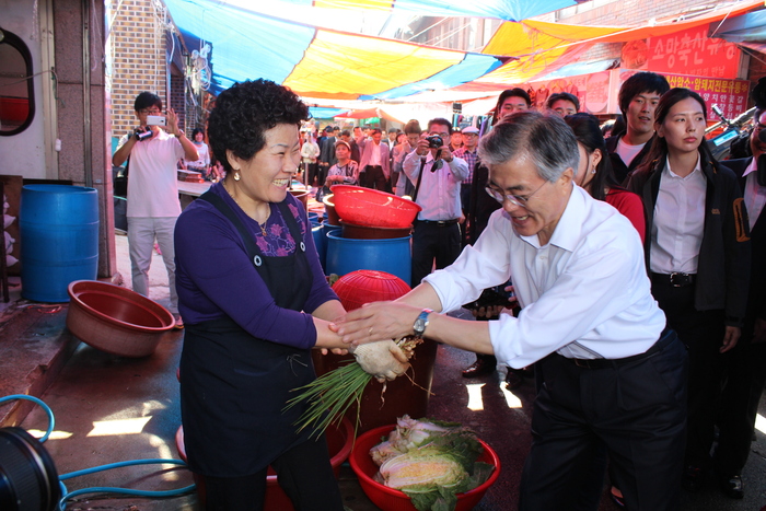 ▲ 추석을 맞아 전통시장을 찾은 민주통합당 문재인 후보. 문 후보는 28일 오전 9시 30분  광주시 북구 말바우 전통시장을 찾아 상인들의 민심을 살폈다.     &copy;조성호  