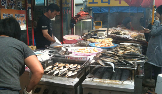 2012년 가을 소래포구는 전어 굽는 냄새가 시장을 가득 채웠다.    &copy;  추광규 