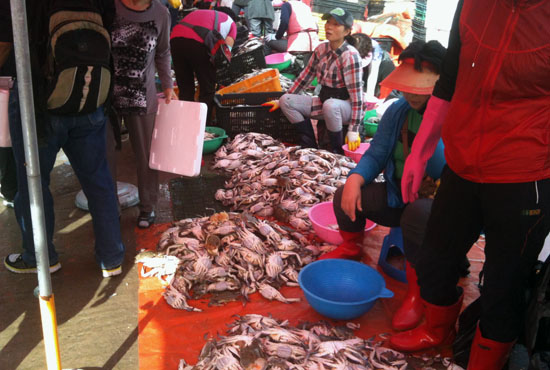 난전에서 꽃게를 팔고 있는 어민들      &copy; 추광규 