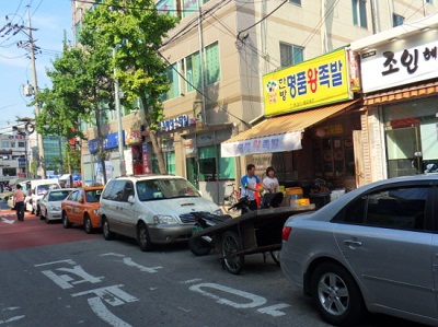  대신시장 주변도로에 주정차 되어있는 차량들 