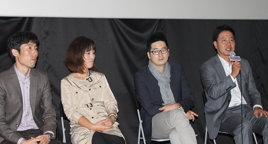 지난 9일, 광화문 인디스페이스에서 열린 영화 <맥코리아> 언론 시사회에서 발언하는 강희용 의원