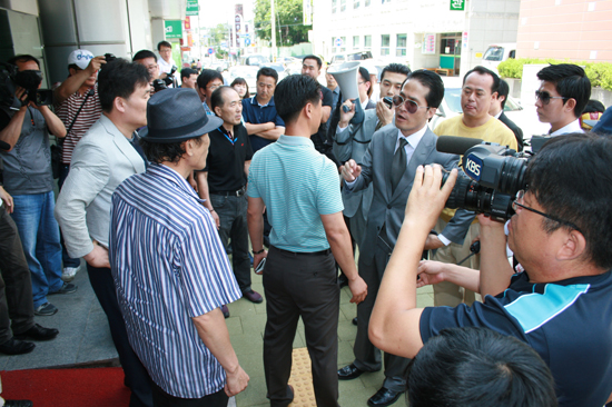 지난 7월 국내에서 유일하게 여성만이 출입할 수 있는 충북 제천 여성 도서관을 방문한 남성연대 성재기 대표등이 도서관 출입증 발급을 요구하며 진입을 시도하고 있다.      &copy; 추광규 