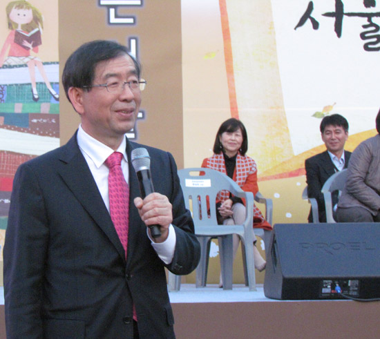 북페스티벌 감사인사를 전하는 박원순 시장     ⓒ 김아름내