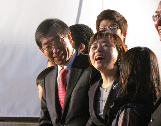  개관식에 앞서 시민과 정겨운 말을 나누는 박원순 시장     ⓒ 김아름내