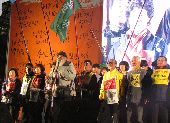 생명평화대행진을 함께했던 관계자들과 문정현 신부     ⓒ 김아름내