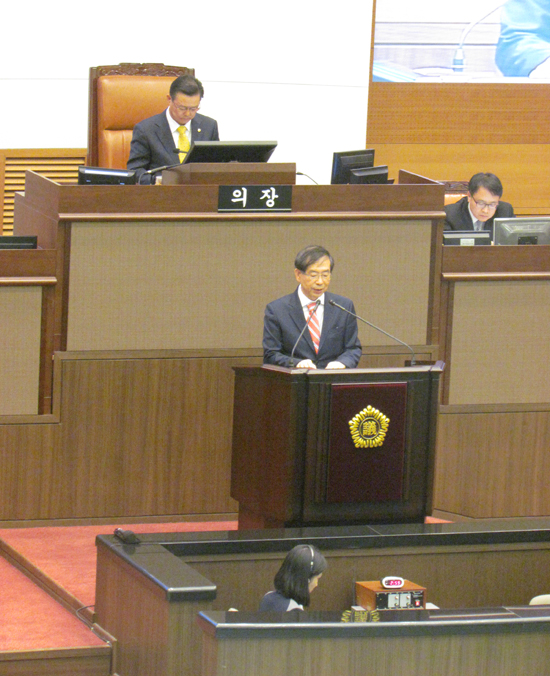 박원순 서울시장이 2013년 서울시예산안을 설명하고 있다.  위쪽은 김명수 의장 &copy; 김아름내