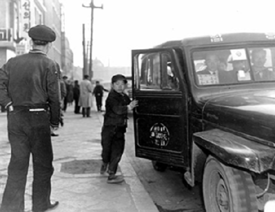 1950년대 말 서울역 앞