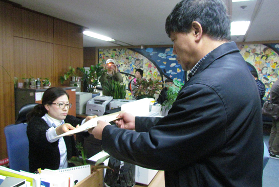 김세식 이사가 인권위에 진정서를 제출하고 있다.    ⓒ 김아름내