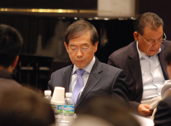 박원순 서울시장이 성난 택시업계 토론자들의 발언 내용을 무거운 표정으로 듣고 있다. 박시장은 이 자리에서 “택시에 집중하지 못한점 사과한다.” 고 밝혔다.     &copy; 오영진