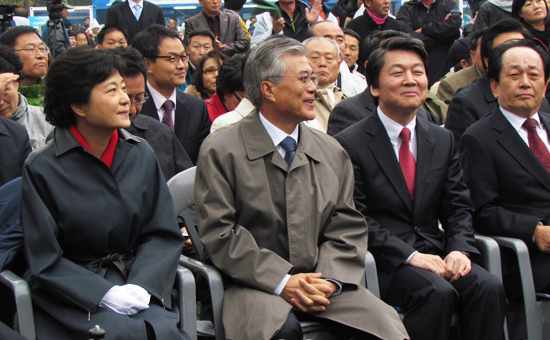 지난 6일 서울광장에서 창립 50주년을 맞은 수협이 개최한 ‘전국 수산인 한마음 전진대회’에 참석한 박근혜 문재인 안철수 후보      &copy; 김아름내 기자