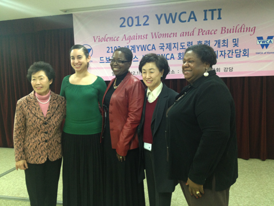  왼 쪽부터 차경애 한국 YWCA 회장,  세계 YWCA 안드레아 부회장, 토마스-오스틴 회장, 한국YWCA 관계자, 캐롤라이 세계 YWCA 재무 담당 이사 &copy; 김아름내