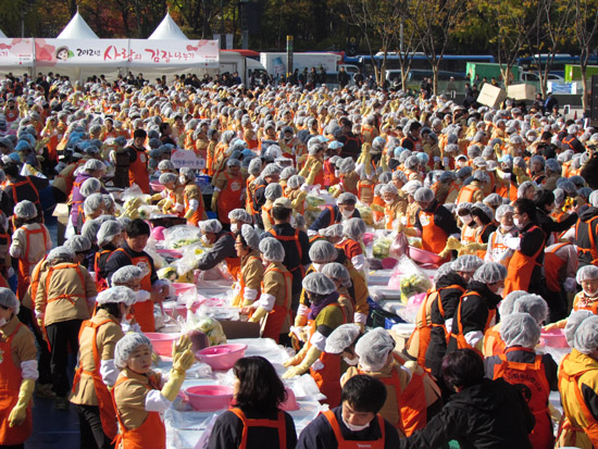 한국기록원의 최고 기록이 될 한국야쿠르트 김장 담기 행사  &copy;  김아름내