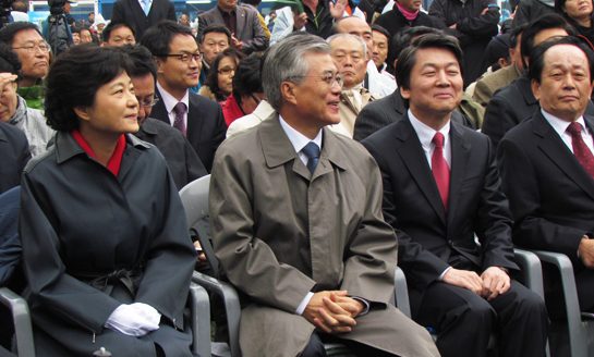 지난 6일 서울광장에서 열린 한 집회에 참석한 새누리당 박근혜 대선후보, 민주통합당 문재인 대선후보, 무소속 안철수 대선후보 ⓒ 김아름내  