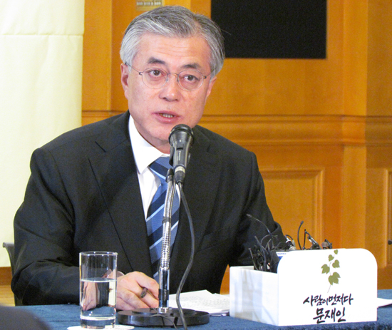따뜻한 금융, 따뜻한 경제에 대해 발언하는 문재인 후보    © 김아름내