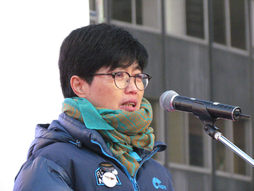 김진숙 전국민주노동조합총연맹 부산본부 지도위원이 눈물을 보이고 있다. &copy;  김아름내