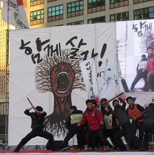 자신들이 처했던 상황을 공연을 통해 보여주는 모습. &copy; 김아름내