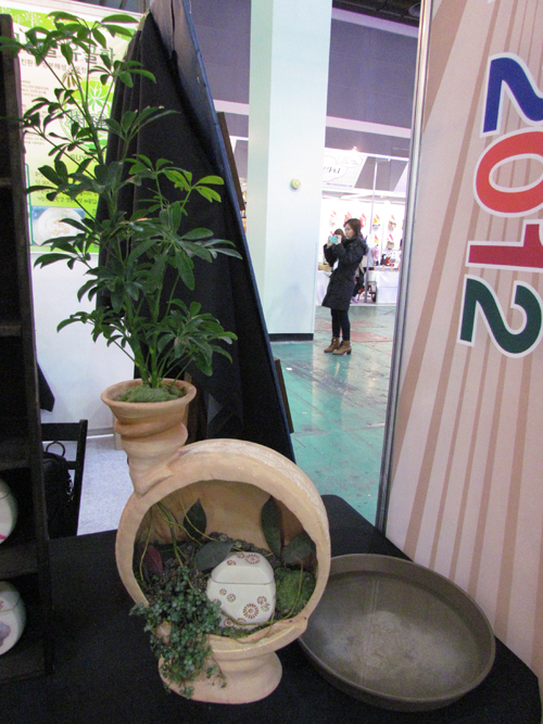 수목장을 예로 든 반려동물 장례함이다.(중간 작은 도자기)  물에 분해되는 모습(오른쪽)  &copy; 김아름내