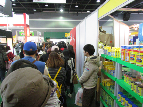 줄 서 있는 관람객들     &copy; 김아름내