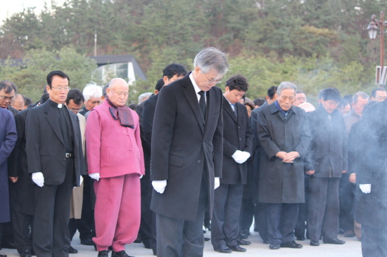 광주 5.18 국립묘지에서 묵념하는 문재인 후보     &copy; 조성호