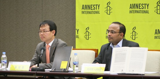 갈상돈 국제앰네스티 사무국장(한국지부)과 라지브 나라얀 동아시아(한국) 담당 조사관(국제사무국)     &copy; 김아름내