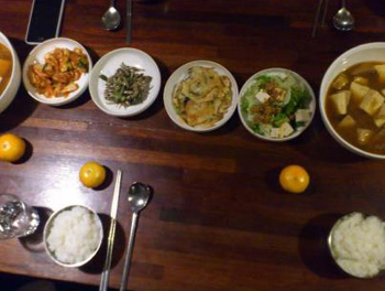 희망식당의 메뉴. 배추쌈과 함께 모두 한그릇 뚝딱, 비웠다.  &copy; 김하은