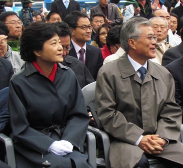 지난 11월 6일 서울광장에서 창립 50주년을 맞은 수협이 개최한‘전국 수산인 한마음 전진대회’에 참석한 새누리당 박근혜 후보, 민주통합당 문재인 후보.      &copy; 김아름내