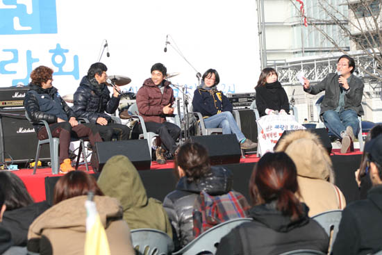 쌍용자동차 비정규지회 유재선 조직부장, 이원호 용산참사 진상규명 및 재개발 제도개선위원회 사무국장, 신 강정앓이 김승래 씨, 민주통합당 장하나 의원, 전남 순천에서 온 대학YMCA 전국연맹 임이경씨, 김덕진 국장   &copy;  김아름내