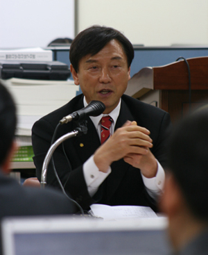 ▲서울시교육감 재선거에 출마한 최명복 후보가 정책간담회를 갖고 있다.       &copy; 김아름내 