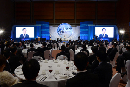 이명박 대통령이 5일 오전 서울 삼성동 코엑스에서 열린 제49회 무역의 날 기념식에서 축사를 하고 있다.  