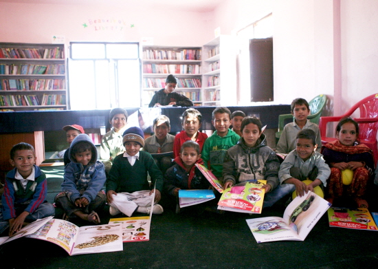 아름다운가게는 지난달 30일 네팔 다델두라(Dadeldhura) 지역의 산골마을에 아이들과 주민들을 위한 ‘아름다운가게 아름다운도서관 2호(넥슨 작은 책방 해외 2호점) 사진 아름다운 가게 제공