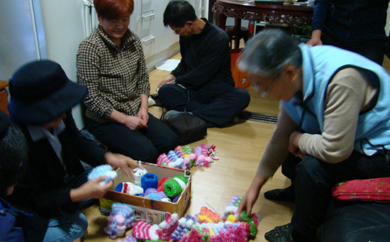 찾아와준 손님들과 대화를 하며 선물을 나눠주는 장준하 선생 부인 김희숙 여사     ⓒ 백은종 