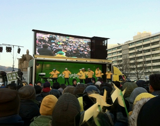 민주통합당 문재인 후보 유세가 시작되기 전 광화문 광장