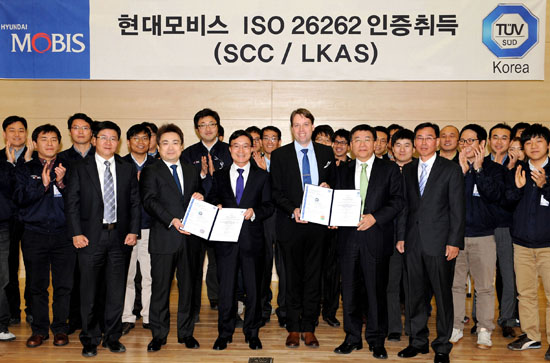 인증서 들고 있는 사람 왼쪽부터 티유브이슈드코리아 김두일 사장, 현대모비스 연구개발본부장 이봉환 부사장, 티유브이슈드 Andreas Barwald(안드레아스 배어발트) 글로벌 인증 총괄 책임자, 현대모비스 메카트로닉스개발센터장 채귀한 상무