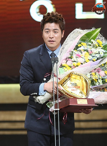 기부금품 적립행사에 참여한 강민호 선수가 올해 골든글러브 포수부문을 수상,  수상소감을 말하고있다(사진제공 롯데자이언츠)