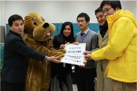 법률개정안을 제출하고 있는 동물사랑실천협회 박소연 대표와 한국동물보호연합 이원복 대표(좌측 첫번째), 그리고 법안이 발의되는데 크게 기여한 이혁진 위원장 (우측 두번째)    &copy; 편집부