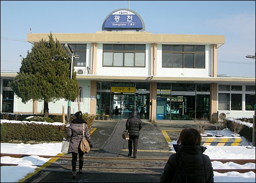 광천역 건물. 고향 역만큼이나 정감이 갔다.     &copy; 조종안