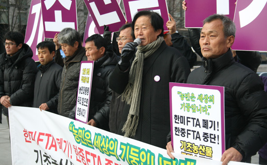 오른쪽부터 광주전남연맹 박행덕 의장, 전국농민회총연맹 이광석 의장(마이크 잡고 계신 분)  &copy; 김아름내