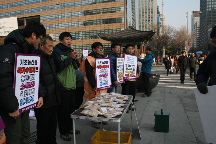 기자회견이후, 시민들에게 곡식을 나눠주고 있다. &copy; 김아름내