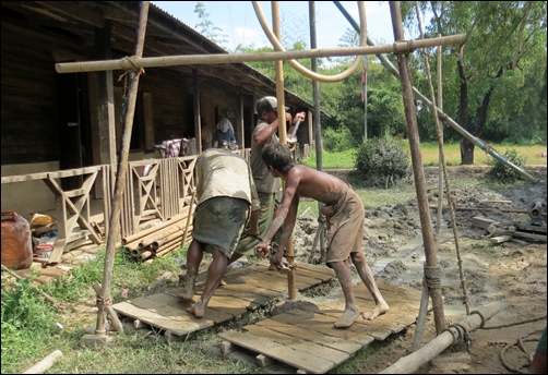 미얀마 농촌에서 우물(펌프) 시설 공사를 하고 있다.     &copy; 조종안