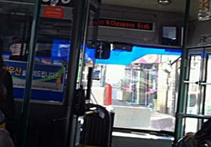 운전석 옆 설치된 격벽